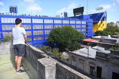 Un vecino observa la cancha de Boca Juniors desde su azotea en Buenos Aires.