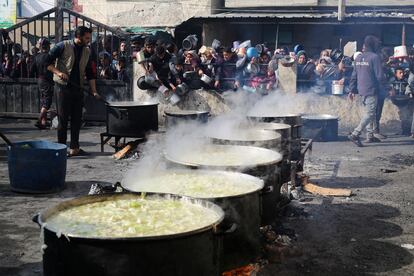 Una multitud de palestinos esperan su turno para recibir comida, este martes en Rafah. 