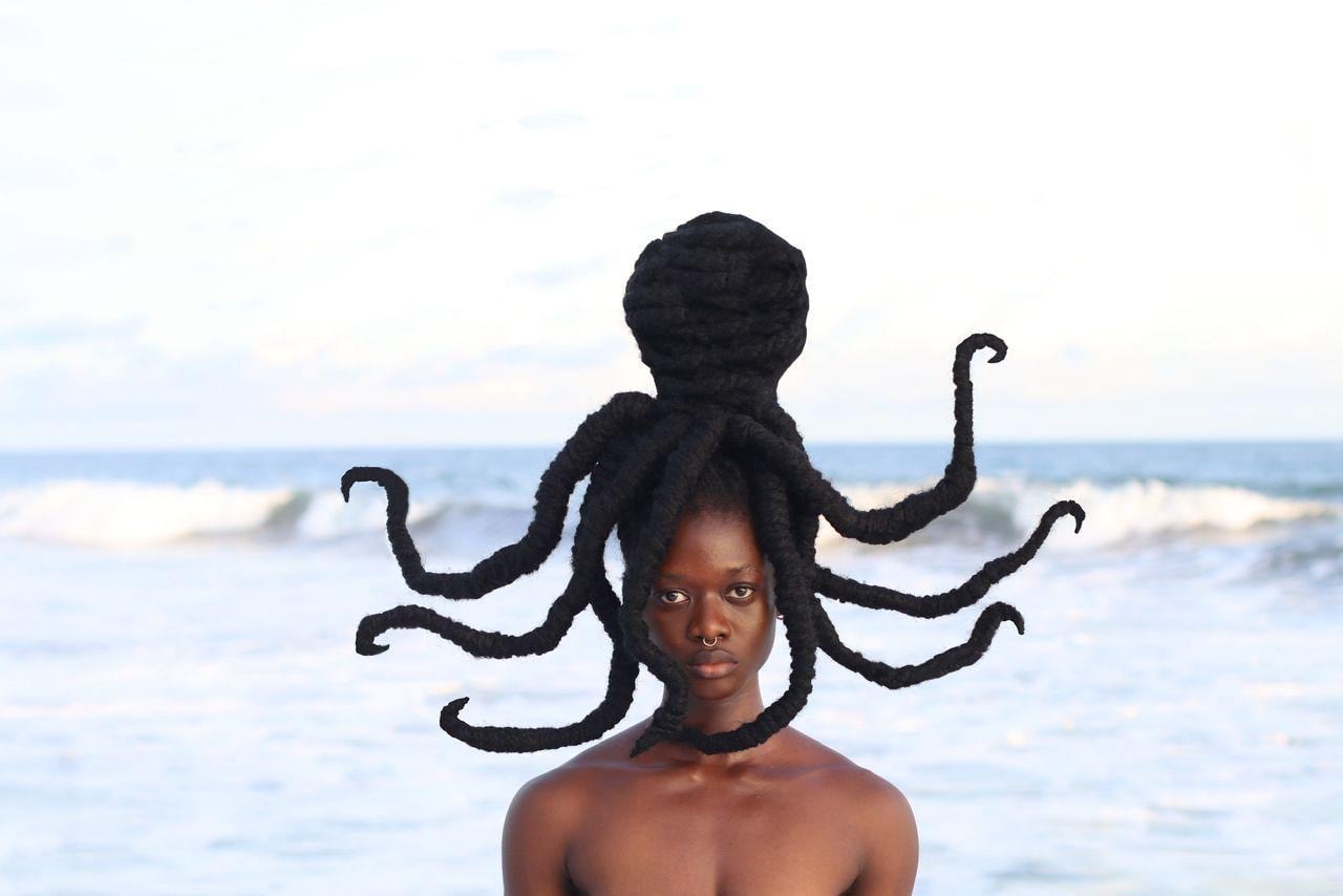 Laetitia Ky, la artista que usa su cabello para reivindicar la identidad precolonial de África: “El pelo era un superpoder y yo lo quería reclamar”