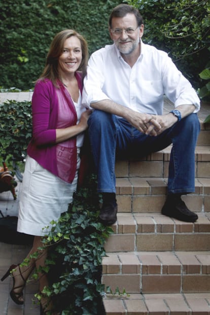 Mariano Rajoy con su esposa, Elvira Fernández, en el pequeño jardín de su casa.
