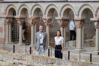 Los Reyes visitaron este miércoles, en Jaca, el monasterio de San Juan de la Peña, en cuyo panteón reposan los restos de los primeros monarcas de Aragón. La visita ha abierto la agenda de Felipe VI y Letizia en Aragón.