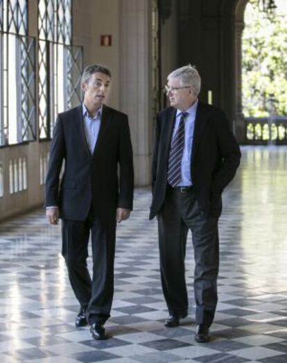 Xavier Cañavete (a la izquierda), director de la escuela de ingeniería del campus de la Universidad Politécnica de Cataluña en Terrassa, conversa con Joaquín Prats, catedrático de Didáctica de la Universidad de Barcelona.