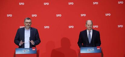 Olaf Scholz, l&iacute;der interino del SPD, y Dietmar Nietan, tesorero del partido, en una rueda de prensa este domingo en Berl&iacute;n.