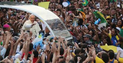 El papa Francisco saluda a la multitud reunida frente a la catedral metropolitana de R&iacute;o de Janeiro.