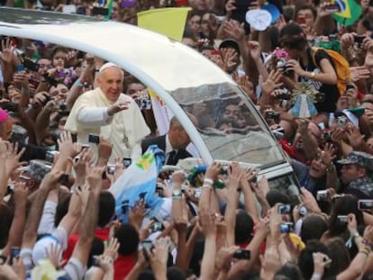 El papa Francisco saluda a la multitud reunida frente a la catedral metropolitana de R&iacute;o de Janeiro.