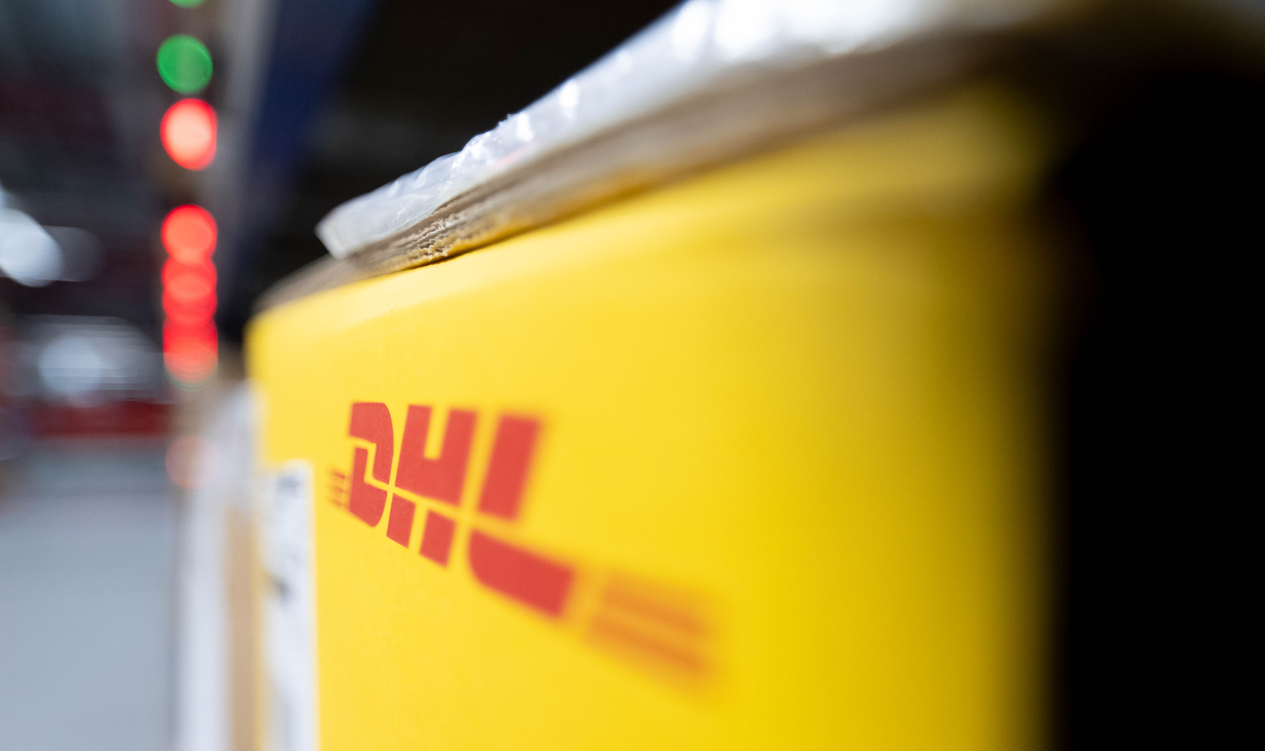 El logotipo de DHL.
