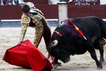 El Juli da un derechazo a su primer astado durante el festejo de ayer.