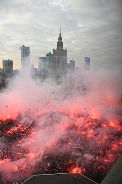 Participantes de la Marcha de la Independencia reunidos en el centro de Varsovia (Polonia).