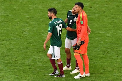 Jugadores mexicanos tras el final del partido entre México y Brasil.