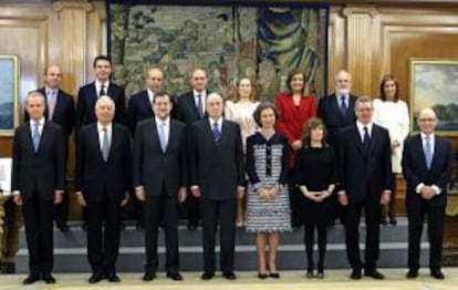 Los Reyes posan con el presidente Rajoy y sus ministros.