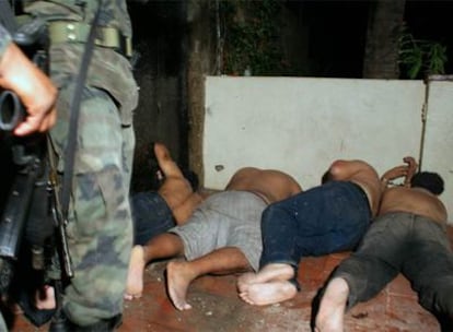 Un soldado del ejército mexicano custodia a un grupo de sicarios detenidos.