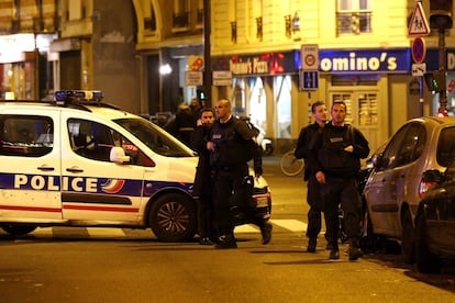 Oficials de policia arriben al lloc on s'ha produït un dels tirotejos. Almenys hi ha hagut dos atacs en els districtes 10 i 11 de París.