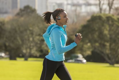 Estos auriculares mp3 permiten, gracias a su sistema de ajuste y resistencia al agua, correr y nadar sin dejar de escuchar música. Cuentan con bluetooth, memoria de hasta ocho gigas y un anillo inalámbrico para manejarlos fuera del agua. &lt;p&gt;Precio: 79 euros. www.sony.es