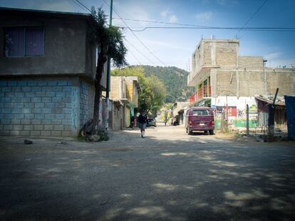 Una calle de Santo Tomás Ajusco. Este pueblo pertenece técnicamente a la Ciudad de México, a la delegación Tlalpan. Como puede verse, tiene aspecto de cualquier cosa menos de urbe. Son viviendas de autoconstrucción y una parte importante de las carreteras son de tierra. 
