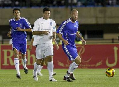 Ronaldo, en el medio, y Zidane, a la derecha, en el partido contra la pobreza.