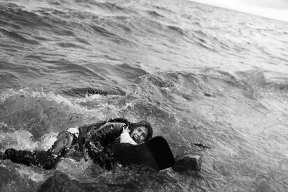 Una madre abrazada a su hijo en el agua en la costa de Lesbos, Grecia. Premio Ortega y Gasset 2016.