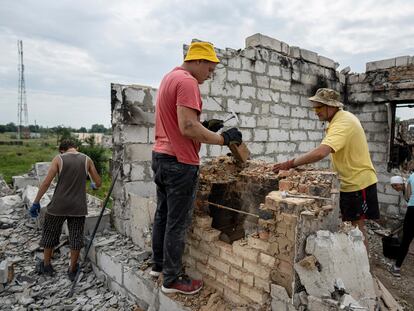 Voluntarios tratan de reconstruir una casa destruida en Novoselivka, cerca de Chernihiv, en Ucrania, antes de la llegada del invierno.