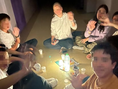 Otra imagen de los adolescentes de Zaragoza pasando la noche en Nuestra Señora de la Paloma del barrio de La Latina de Madrid.