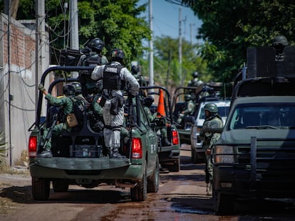 Mexican military personnel participate in an operation in Culiacán, Sinaloa, on October 22, 2024.