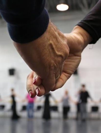 Personas con párkinson en un taller con bailarines del ballet nacional.