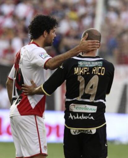 Diego Costa y Mikel Rico al final del partido entre el Rayo Vallecano y el Granada