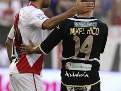 Diego Costa y Mikel Rico al final del partido entre el Rayo Vallecano y el Granada