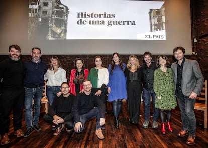 Desde la izquierda, de pie, los periodistas Óscar Gutiérrez, Cristian Segura, Mónica Ceberio (directora adjunta de EL PAÍS y encargada del contenido editorial del evento), la ministra de Defensa, Margarita Robles, la directora de EL PAÍS, Pepa Bueno, María R. Sahuquillo, la vicepresidenta del Gobierno, Yolanda Díaz, Jacobo García, Lucía Abellan (redactora jefa de Internacional) y Raúl Fernández de Pablo, director artístico del montaje.  Agachados, Albert Garcia y Luis Doncel.