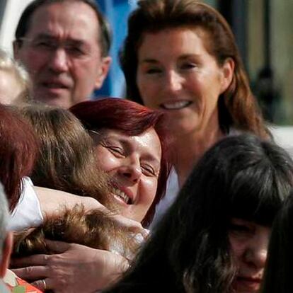 Cécilia Sarkozy sonríe mientras dos enfermeras excarceladas abrazan en Sofía a sus familiares.