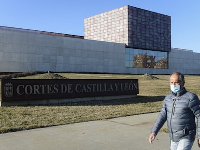 Un hombre pasa junto al edificio de las Cortes de Castilla y León, en Valladolid.