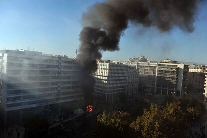 Incendio de un quiosco frente al ministerio de Finanzas griegos, durante la protesta contra los recortes económicos en Grecia.