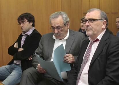 Gustavo Lago (izquierda), junto a su padre, Juan Lago, y el abogado, durante el juicio por el concurso de Alfageme.