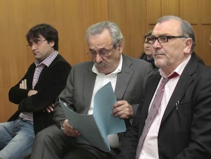 Gustavo Lago (izquierda), junto a su padre, Juan Lago, y el abogado, durante el juicio por el concurso de Alfageme.