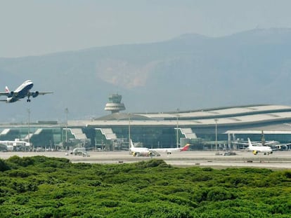 Vista del aeropuerto de El Prat tras la reserva protegida de La Ricarda.