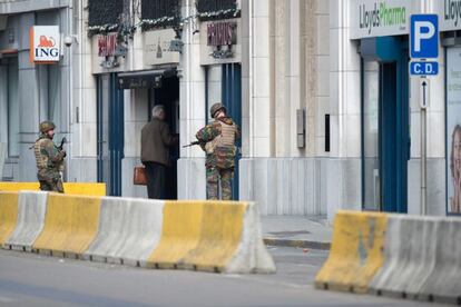 Soldados patrullan las calles del centro de Bruselas (Bélgica)