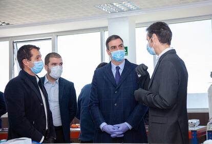 El presidente del Gobierno, Pedro Sánchez, durante su visita a la sede de Hersill el 3 de abril, acompañado de los líderes de la empresa militar Escribano, Ángel y Javier Escribano (en la izquierda de la foto), y del presidente de Hersill, Benjamín Herranz.