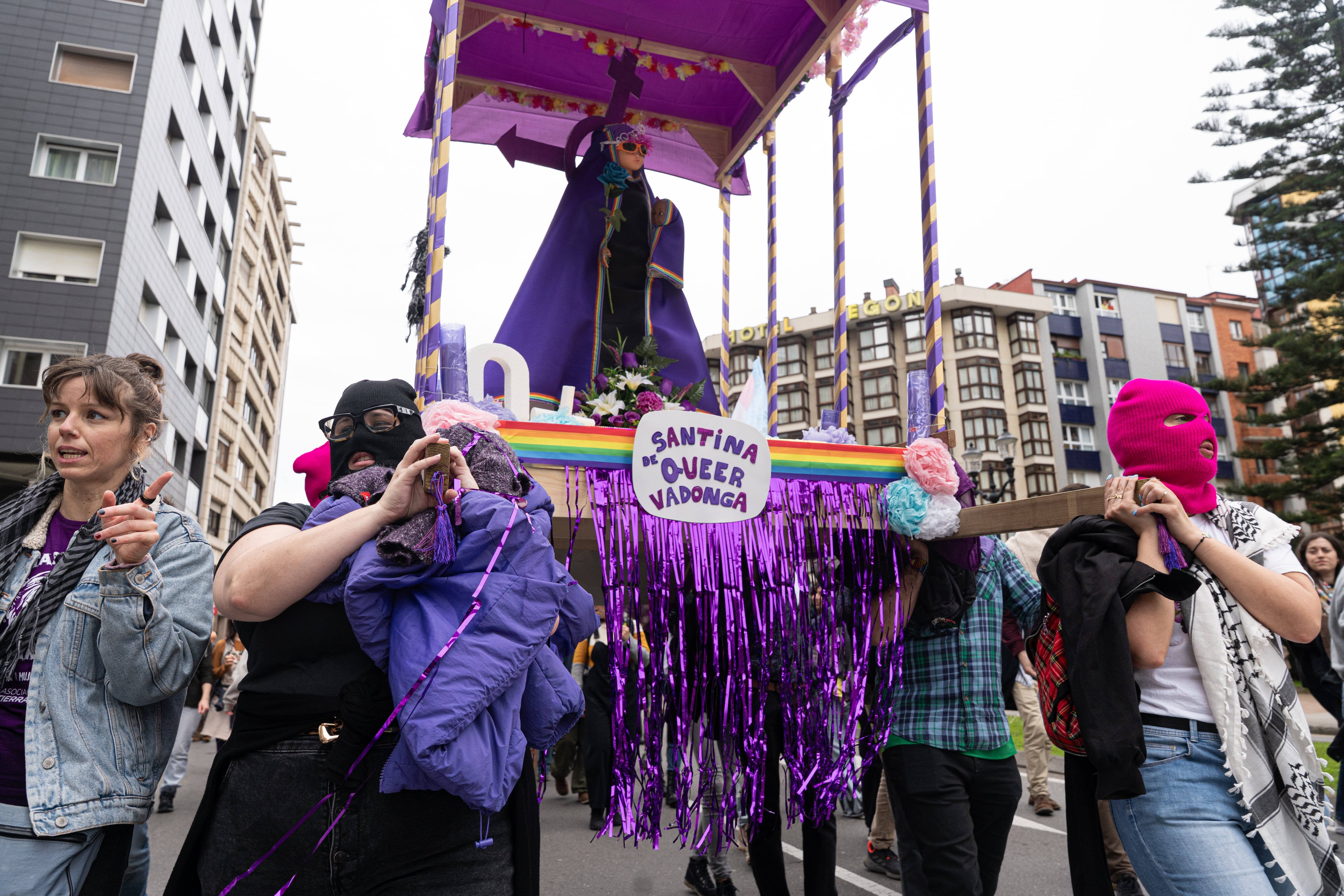 Nueva denuncia contra las activistas que procesionaron en Asturias con una versión ‘queer’ de la virgen de Covadonga