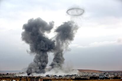 El humo se eleva desde la ciudad siria de Kobani, después de los ataques aéreos de EE.UU. a los extremistas del grupo Estado Islámico.