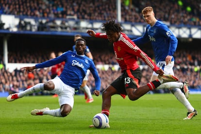 Patrick Dorgu, del Manchester United, con el baln durante el partido de la Premier League en Liverpool, Inglaterra, el pasado febrero.