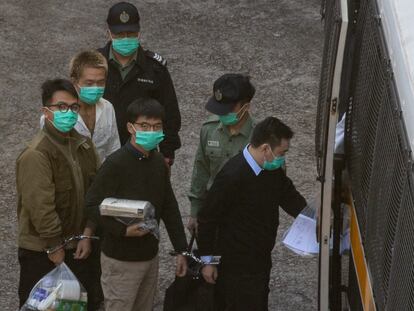 Joshua Wong, en el centro, ha sido trasladado este miércoles a la cárcel tras conocer su sentencia, en Hong Kong.