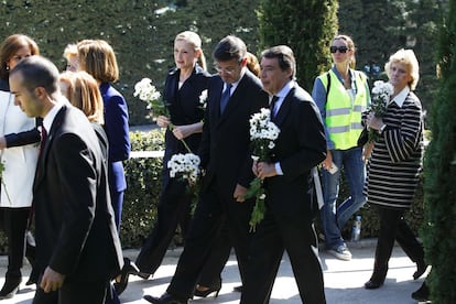 Cristina Cifuentes, Rafael Catalá, Ignacio González y otros miembros del PP a su llegada al Bosque del Recuerdo, en el Retiro (Madrid), donde se ha hecho una ofrenda floral en honor a las víctimas de los atentados del 11-M.