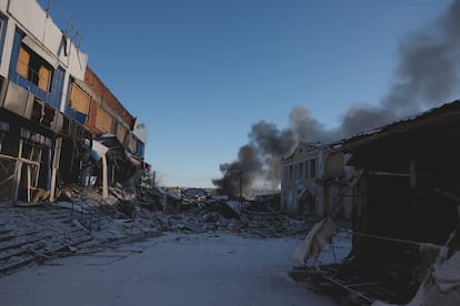 Una calle de Bajmut llena de escombros tras un ataque ruso, este sábado.