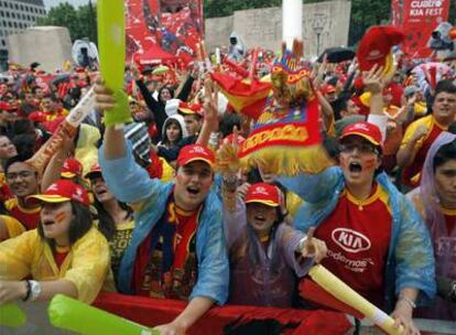 Un grupo de aficionados celebra uno de los goles de España.
