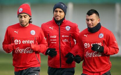 Valdivia, Vidal y Medel, durante el entrenamiento del lunes.