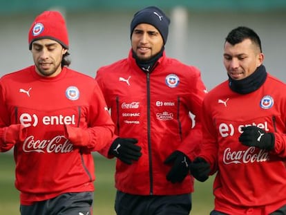 Valdivia, Vidal e Medel, durante o treino na última segunda.