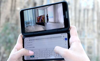 Un usuario utiliza el LG V50ThinQ 5G con doble pantalla.