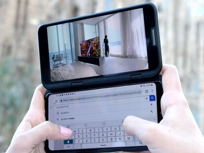 Un usuario utiliza el LG V50ThinQ 5G con doble pantalla.