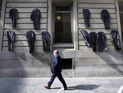 Fachada del Colegio de Abogados de Madrid, con togas colgadas para reivindicar la defensa de la justicia gratuita.