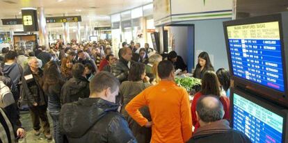 Aglomeración de personas en uno de los aeropuertos de AENA.