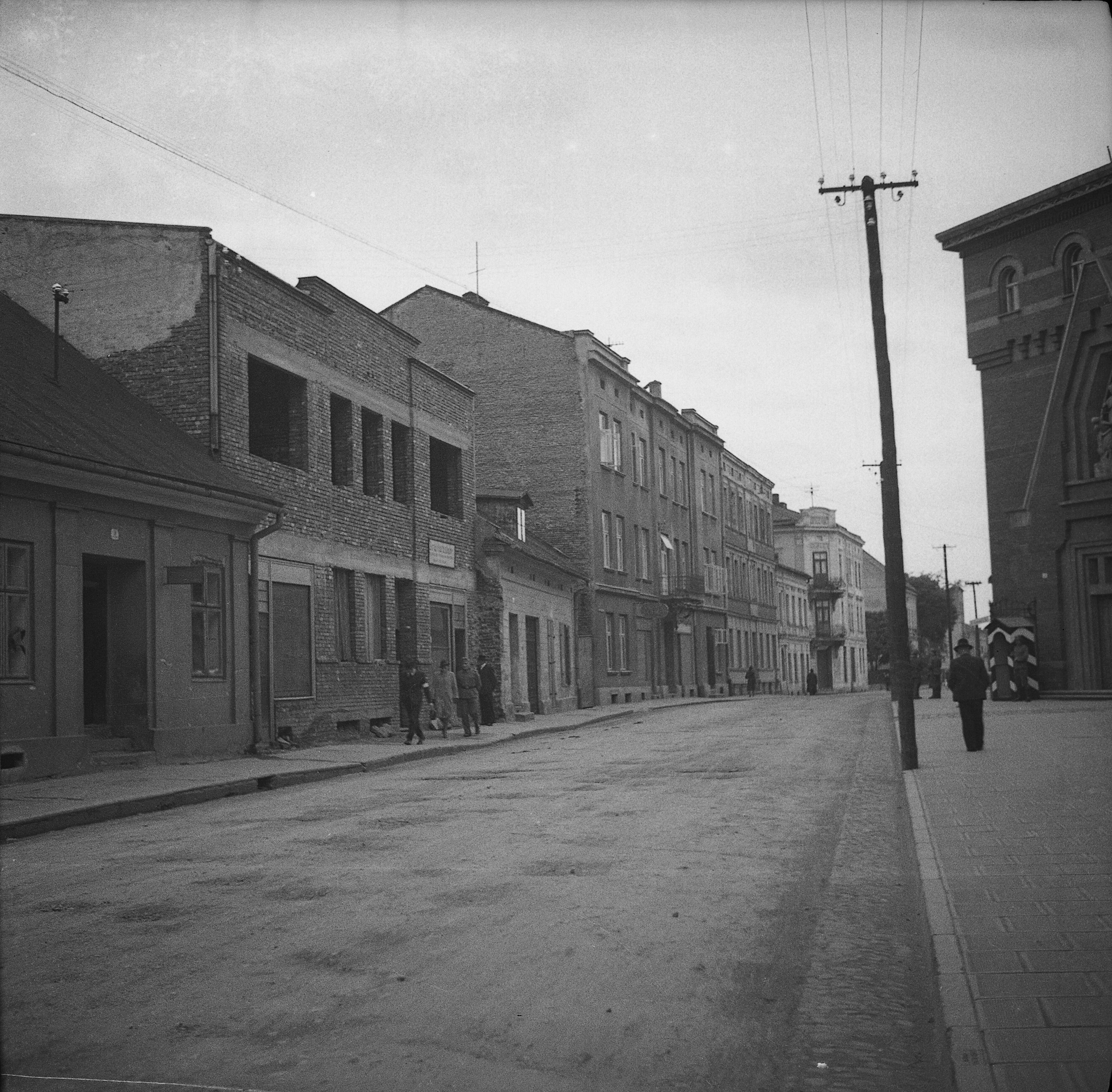 Vista de la calle Jagiełły, una de las más importantes de la ciudad, con la escuela salesiana a la derecha y en el fondo a la izquierda el ayuntamiento.