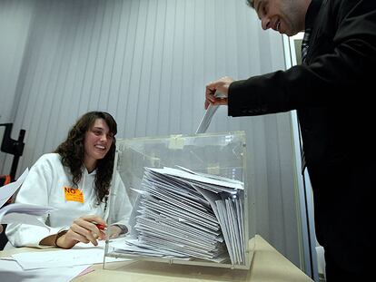 Un trabajador de la factoría de Seat en Martorell, Barcelona, ejerce su derecho al voto.